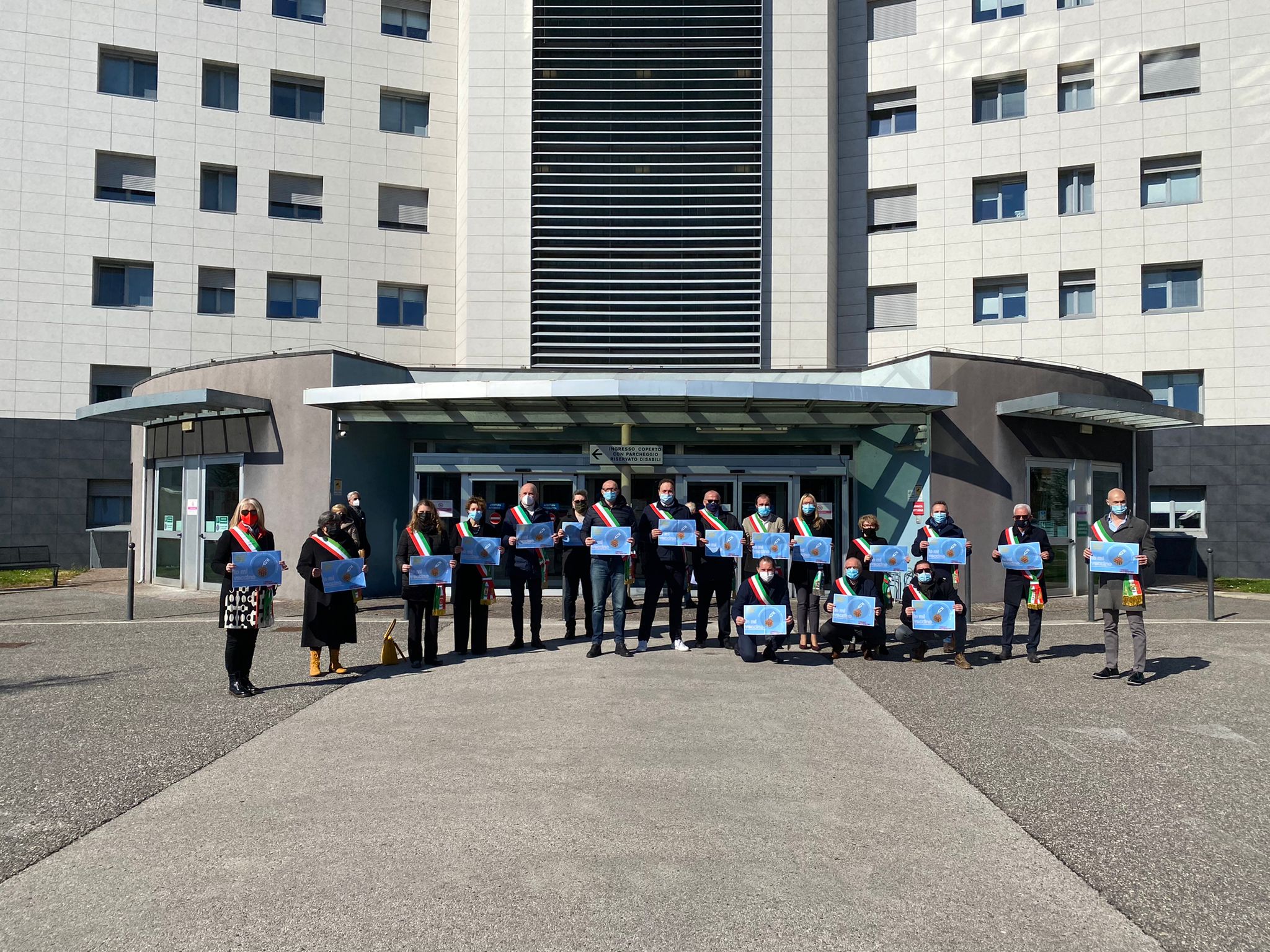 Sindaci uniti per i vaccini, flash mob davanti all'ospedale di Gorizia per lanciare l'appello